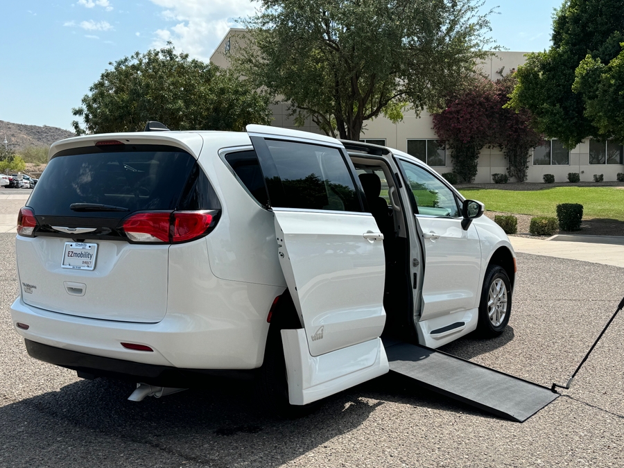 2022 Chrysler Voyager LX