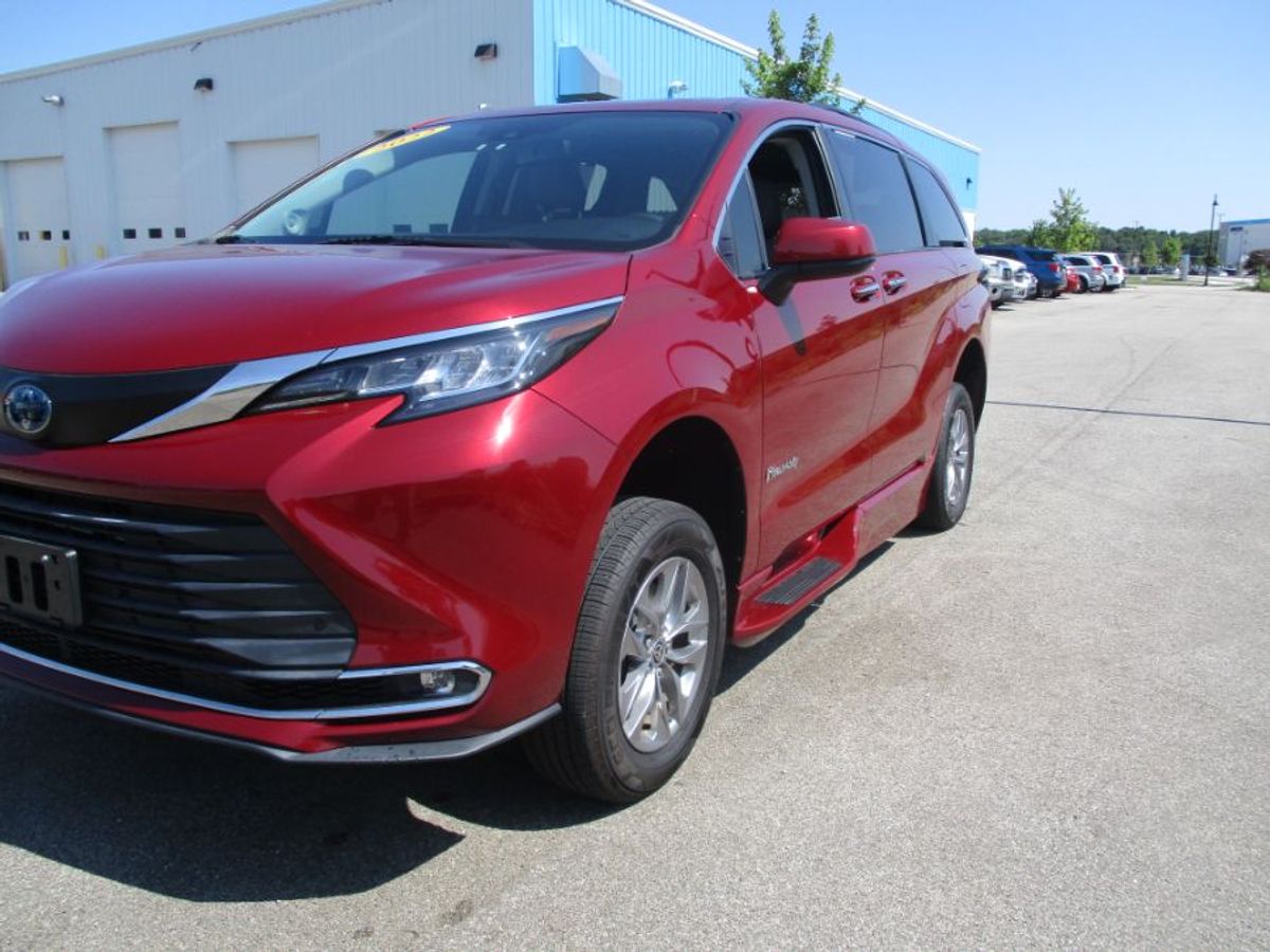 2022 Toyota Sienna FWD XLE