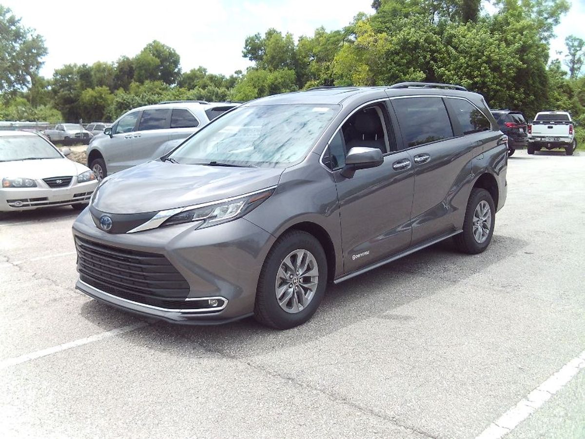 2023 Toyota Sienna FWD XLE (New Conversion)