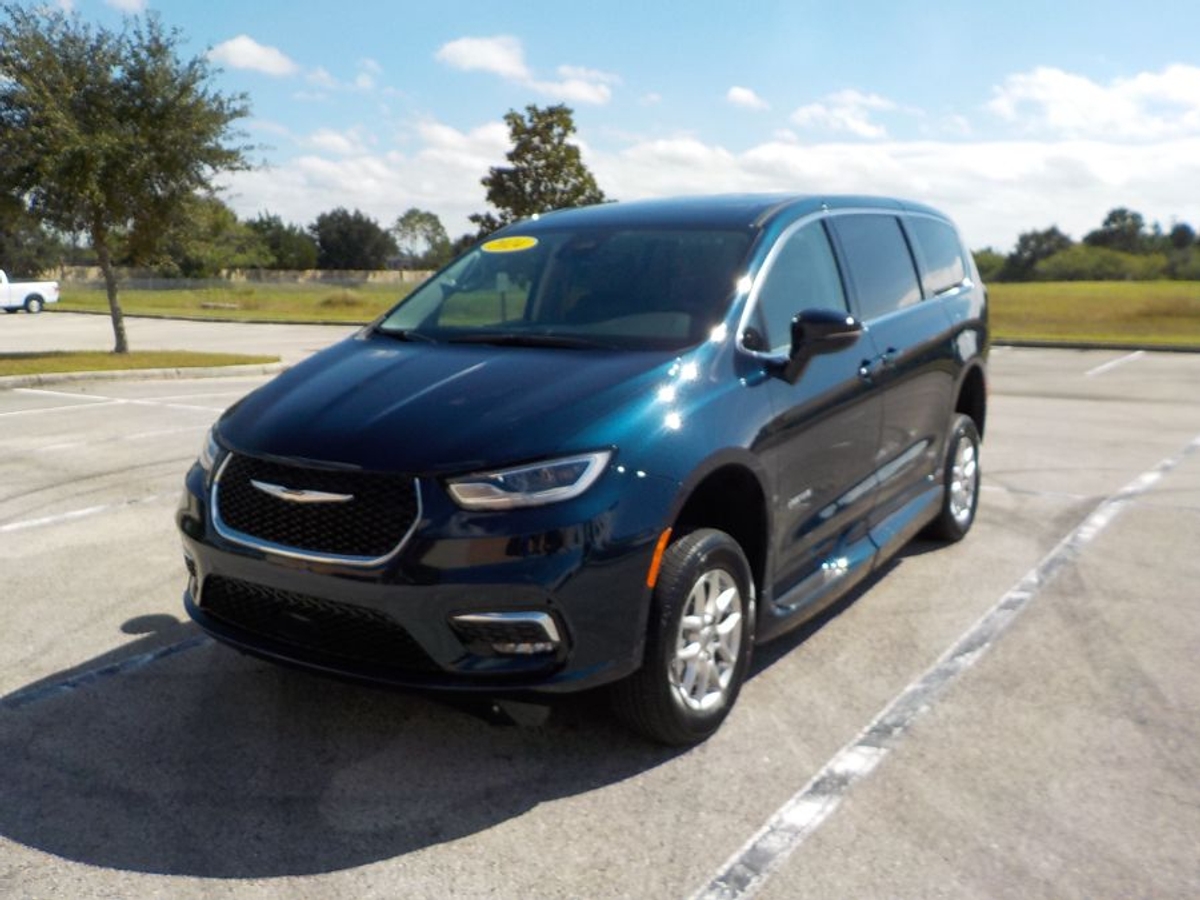 2024 Chrysler Pacifica Touring L