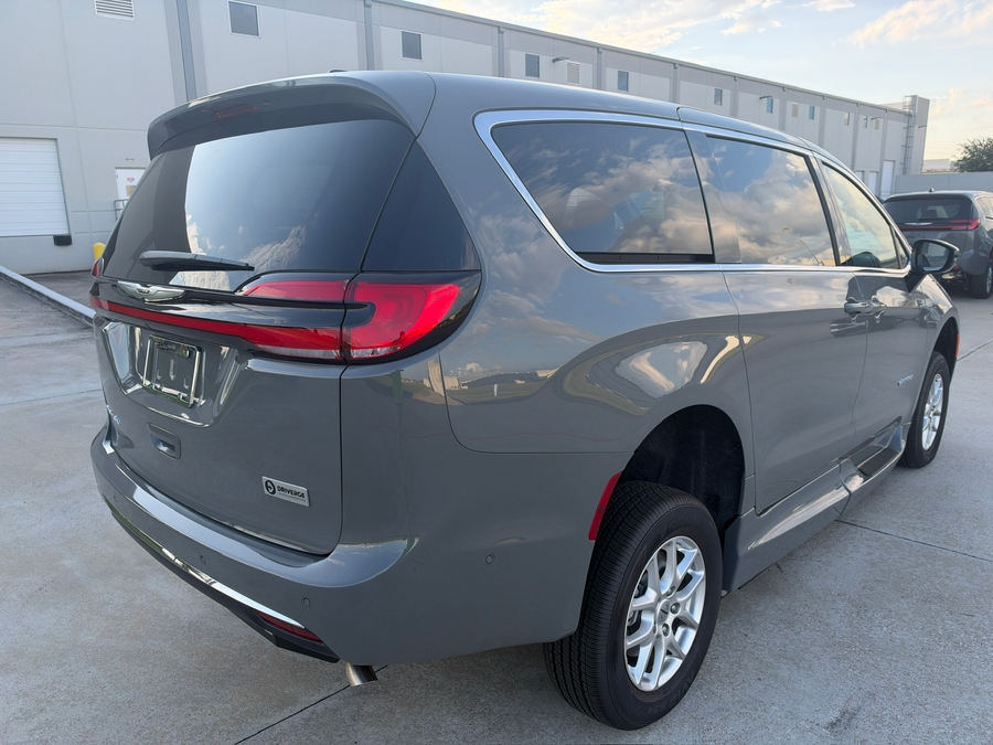 New 2025 Chrysler Pacifica Select